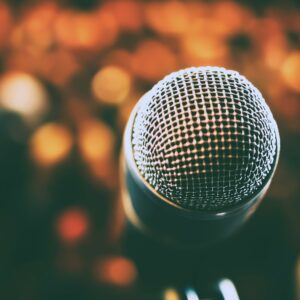 Micrófono profesional en escenario para conferencias y talleres de oratoria