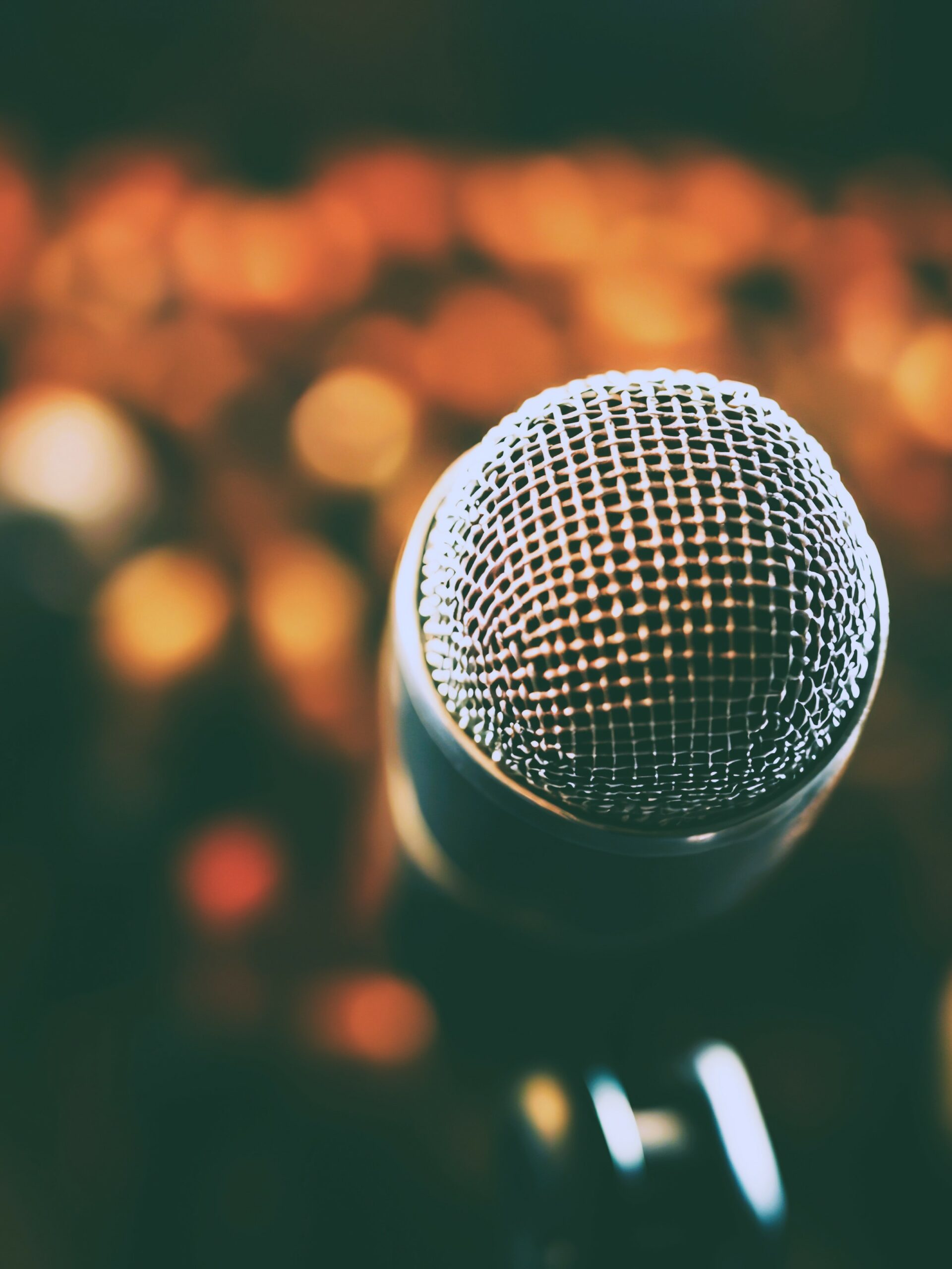 Micrófono profesional en escenario para conferencias y talleres de oratoria