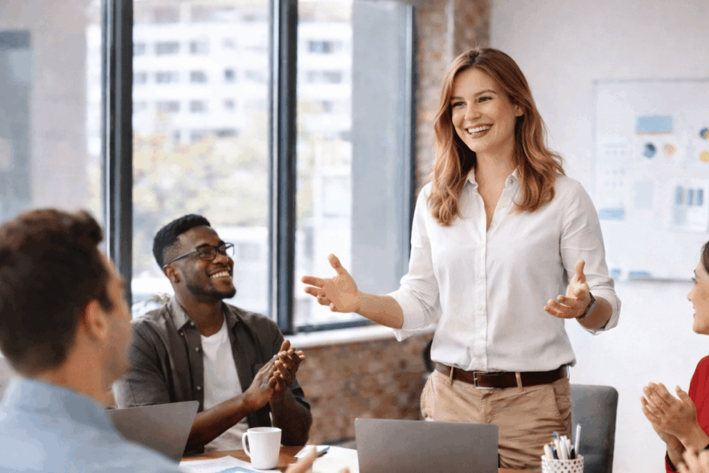 Profesional liderando a su equipo demostrando soft skills y liderazgo
